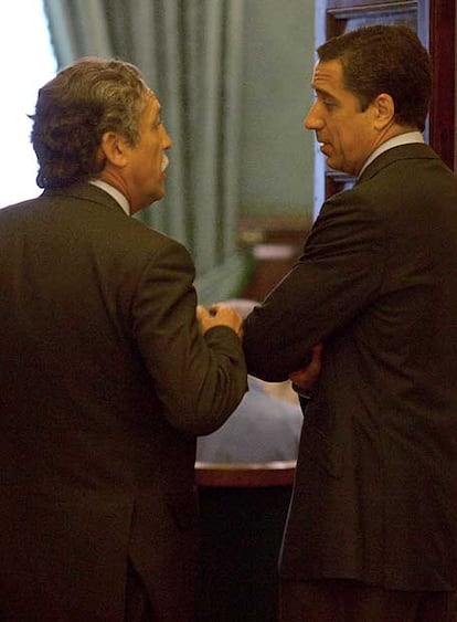 El socialista Diego López Garrido (izquierda) y Eduardo Zaplana (PP), en el Congreso de los Diputados.