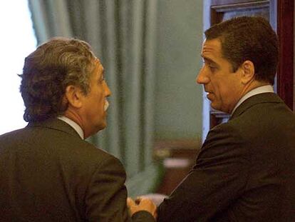 El socialista Diego López Garrido (izquierda) y Eduardo Zaplana (PP), en el Congreso de los Diputados.