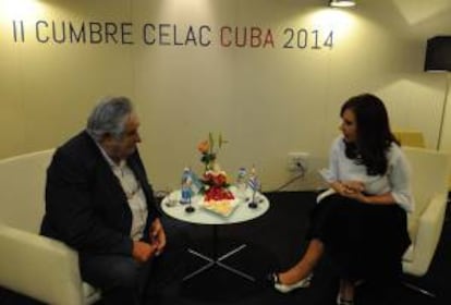 Fotografía cedida por la Presidencia argentina de la presidenta argentina, Cristina Fernández, durante una reunión bilateral con su par uruguayo, José Mujica, en La Habana (Cuba) durante la II Cumbre de Estados Latinoamericanos y Caribeños (CELAC).