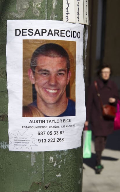 Un cartel con la foto de Austin Bice, en una farola del centro de Madrid.