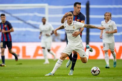 Kroos y Busquets pelean por el balón.
