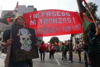 Estudiantes con una pancarta en contra del proyecto minero Conga participan en una multitudinaria marcha para protestar contra el Gobierno peruano en Lima. EFE/Archivo
