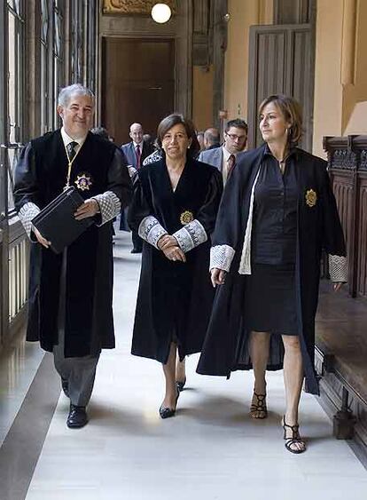 Cndido Conde-Pumpido, con la presidenta del Tribunal Superior de Catalu?a, Maria Eugenia Alegret, y la fiscal jefe, Teresa Compte,  en Barcelona.