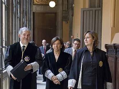 Cándido Conde-Pumpido, con la presidenta del Tribunal Superior de Cataluña, Maria Eugenia Alegret, y la fiscal jefe, Teresa Compte, en Barcelona.