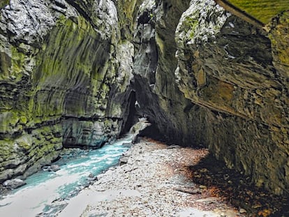 Hace 200 años, <a href="https://www.myswitzerland.com/es-es/destinos/bad-ragaz/ " target="_blank">la modesta localidad de Bad Ragaz</a>, en el cantón suizo de San Galo, no era más que un pueblo campesino en el que rara vez sucedía nada extraordinario. Pero en la garganta natural que hay en los alrededores encontraron una fuente termal de la que emanaban entre siete y 10 millones de litros por día, convirtiéndose en la más caudalosa del mundo. El lugar pasó así a a ser un balneario de renombre internacional. Hoy, esta agua prodigiosa ––a 36,5 ºC–– se canaliza hasta los baños de Tamina, frecuentados por visitantes de todo el mundo.