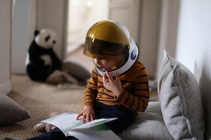 Muchas madres y padres descubrimos al convertirnos en tales una actividad gozosa como pocas: el fascinante ritual de leerle un cuento al niño.