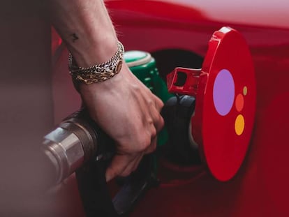 Pagar la gasolina del coche con el asistente de Google.