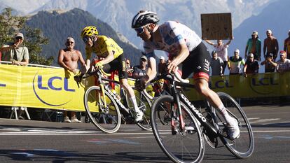 Jonas Vingegaard y Tadej Pogacar en la subida al Alpe D'huez durante la 12ª etapa del Tour de Francia.