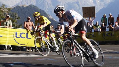 Jonas Vingegaard y Tadej Pogacar en la subida al Alpe D'huez durante la 12ª etapa del Tour de Francia.