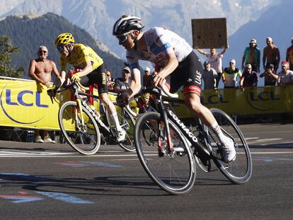 Jonas Vingegaard y Tadej Pogacar en la subida al Alpe D'huez durante la 12ª etapa del Tour de Francia.