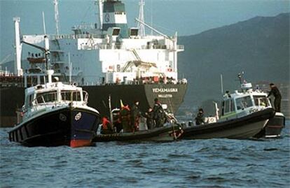 Lanchas de la policía gibraltareña junto al buque <i>Vemamagna,</i> objeto de la protesta ecologista de Greenpeace.