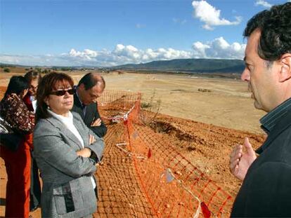 Cristina Narbona, ayer, en la visita a la obras de la Balsa de San Diego, que regulará el riego en el Vinalopó.