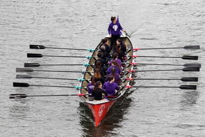 Protesta feminista a bordo de una trainera en Bilbao el 8 de marzo.