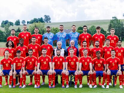 Foto oficial de la selección española en la Eurocopa 2024, con los 26 internacionales y el seleccionador Luis de la Fuente.