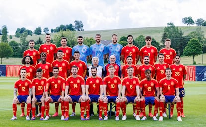 Foto oficial de la selección española en la Eurocopa 2024, con los 26 internacionales y el seleccionador Luis de la Fuente.