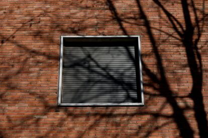 La ventana de una de las habitaciones del colegio de los Padres Trinitarios, en Salamanca, donde Teresa Conde sufrió abusos a manos de un sacerdote cuando era adolescente. Ella se queja de que su violador quedó impune.