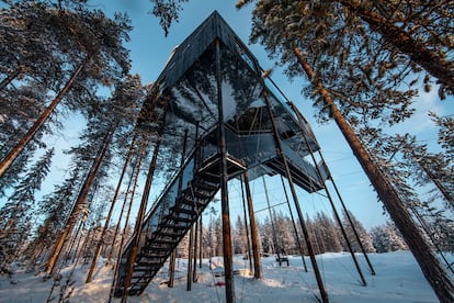 El Treehotel (treehotel.se) de Harads, al norte de Suecia, acaba de inaugurar (el pasado 18 de enero) una nueva, la séptima, cabaña en las ramas. Se llama precisamente así, The 7th room (La séptima habitación), y ha sido proyectado por el estudio de arquitectura noruego Snohetta, un cubículo que se alza diez metros sobre el suelo del bosque de pinos.