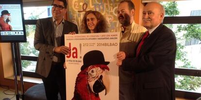 Gonzalo Olabarria e Ibone Bengoetxea junto al director del certamen Juan Bas y el director de la fundación BBK, Gorka Martínez.