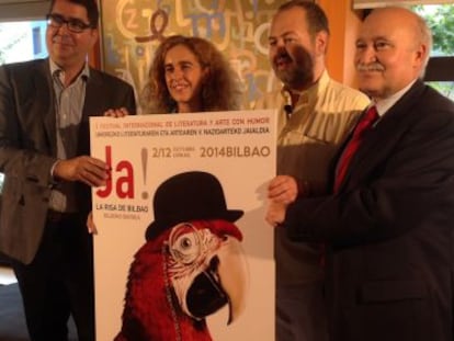 Gonzalo Olabarria e Ibone Bengoetxea junto al director del certamen Juan Bas y el director de la fundación BBK, Gorka Martínez.