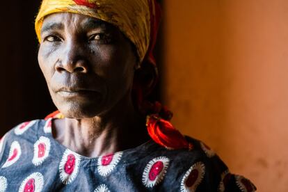 Angola, 2013. Retrato de una partera tradicional en Kamacupa, provincia de Bié. Las parteras tradicionales, junto con los sobas (líderes tradicionales) y los agentes comunitarios de salud, trabajan junto con enfermeros y otros profesionales sanitarios para intentar mejorar las condiciones de salud del pueblo, y reducir los elevados índices de mortalidad materno-infantil.