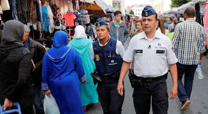 Una pareja de polic&iacute;as patrulla el mercado de Molenbeek. 