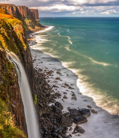 La cascada de Kilt Rock, en la isla de Skye (Escocia).