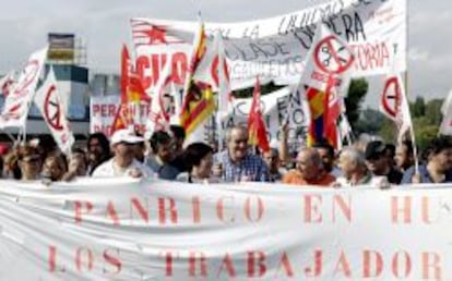 Unas 300 personas se manifestaron ayer, convocados por CCOO y CGT, entre la f&aacute;brica de Panrico en Santa Perp&egrave;tua de Mogoda (Barcelona) y el Ayuntamiento de esta poblaci&oacute;n en defensa de la continuidad de los empleos de esta empresa.  