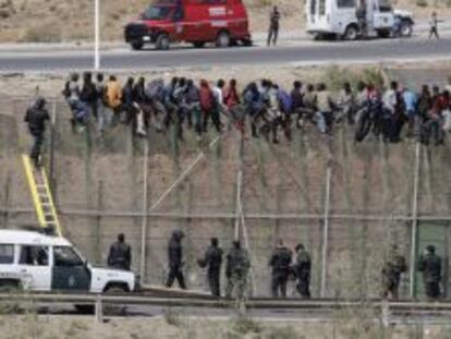 Parte de los inmigrantes que han estado hoy encaramados en la valla de Melilla.