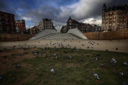 Imagen de un parque desierto en Schaerbeek, dos días después de los atentados en el aeropuerto y el metro de Bruselas.