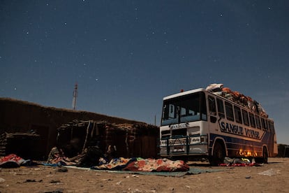 Las personas migrantes que viajan en un autobús pasan la noche en Goundam, en Mali, en febrero de 2013.