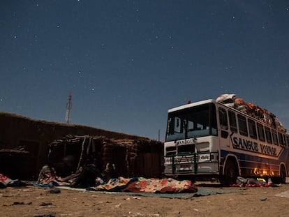 Las personas migrantes que viajan en un autobús pasan la noche en Goundam, en Mali, en febrero de 2013.