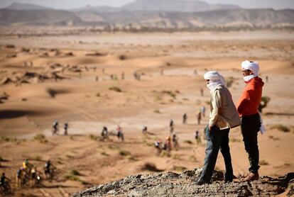 Dos espectadores miran los competidores de la Etapa 4, entre Boumalne Dades y Merzouga, el 2 de mayo de 2018.