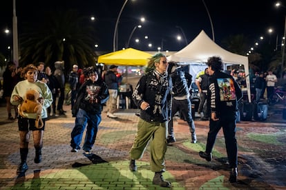 Grupos de jóvenes se reúnen durante un evento musical en el Monumento a las banderas, en Bogotá, en septiembre de 2024.