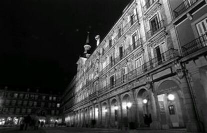 Fachada iluminada de la Casa de la Panadería, en la plaza Mayor.