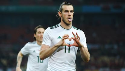 Bale celebra uno de sus goles a China.