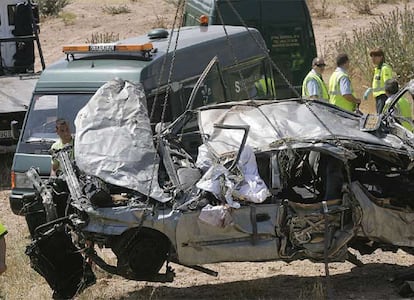 Momento en que una grúa retiraba ayer el coche que se despeñó en Segorbe.