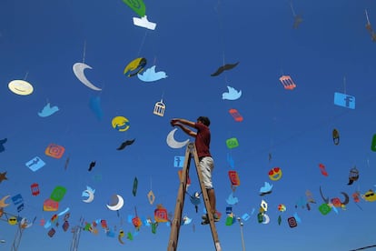 Un artista palestino decora el Café Qahwetna, un día antes del Ramadán, en Ciudad de Gaza.