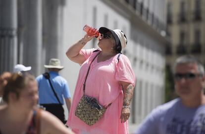 Una turista bebe para mantenerse hidratada, en Madrid.