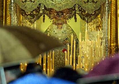 La Virgen de La Macarena se ha quedado a las puertas de la basílica del mismo nombre por primera vez en 147 años.