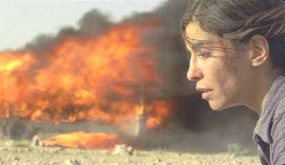 Lubna Azabal, delante del autobús en llamas de <i>Incendies.</i>