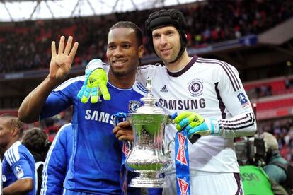 Drogba y Cech, con la Copa Inglesa de este año.