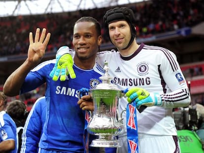 Drogba y Cech, con la Copa Inglesa de este año.