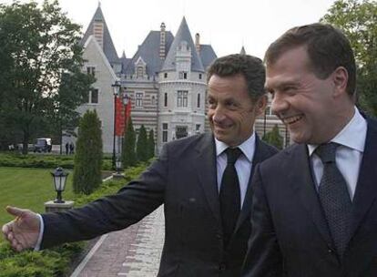 Los presidentes de Rusia, Dmitri Medvédev (derecha), y de Francia, Nicolas Sarkozy, en el castillo de Mayendorf (Moscú).