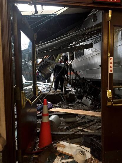 Los restos del tren que se estrelló en el andén de la estación Hoboken.