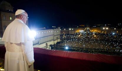 Francisco I en su primera aparici&oacute;n como Papa.