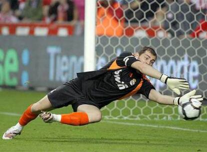 Casillas detiene un balón durante el partido contra el Sporting en El Molinón.