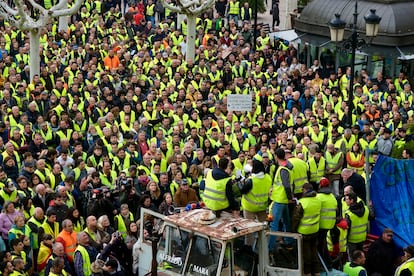 Manifestantes se concentran durante la tercera jornada de protestas de los ganaderos y agricultores para pedir mejoras en el sector, a 8 de febrero, en Logroño (La Rioja).
