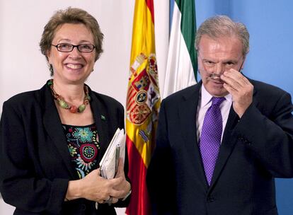 La consejera Carmen Martínez-Aguayo y el portavoz del Ejecutivo, Manuel Pérez Yruela, ayer tras el Consejo de Gobierno.