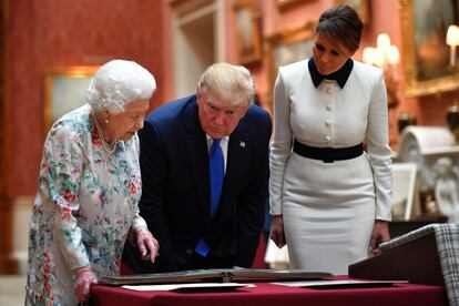 La reina Isabel II (a la izquierda) muestra a Donald Trump, presidente de Estados Unidos, y a la primera dama, Melania, los tesoros de la colección real en el palacio de Buckingham en Londres.