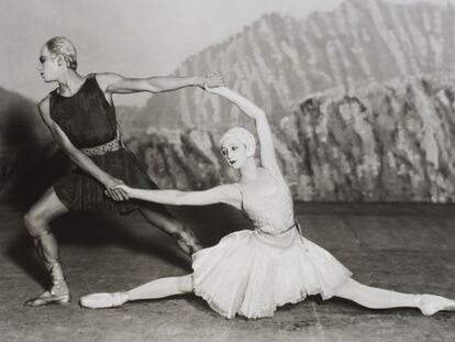Serge Lifar y Alexandra Danilova mostrando la primera versión de vestidos diseñados por Coco Chanel.